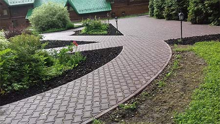 Дорожку из бетона или брусчатки